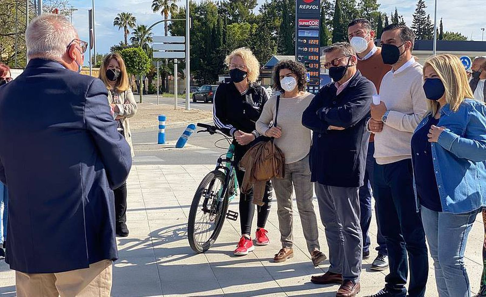 Nieves Mendoza y Mamen Sánchez con vecinos de Guadalcacín