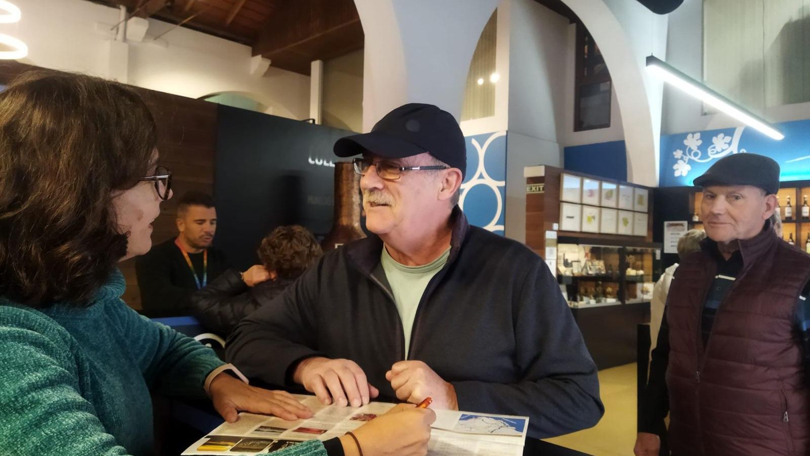 En la oficina de turismo, estos visitantes reciben información de la ciudad.