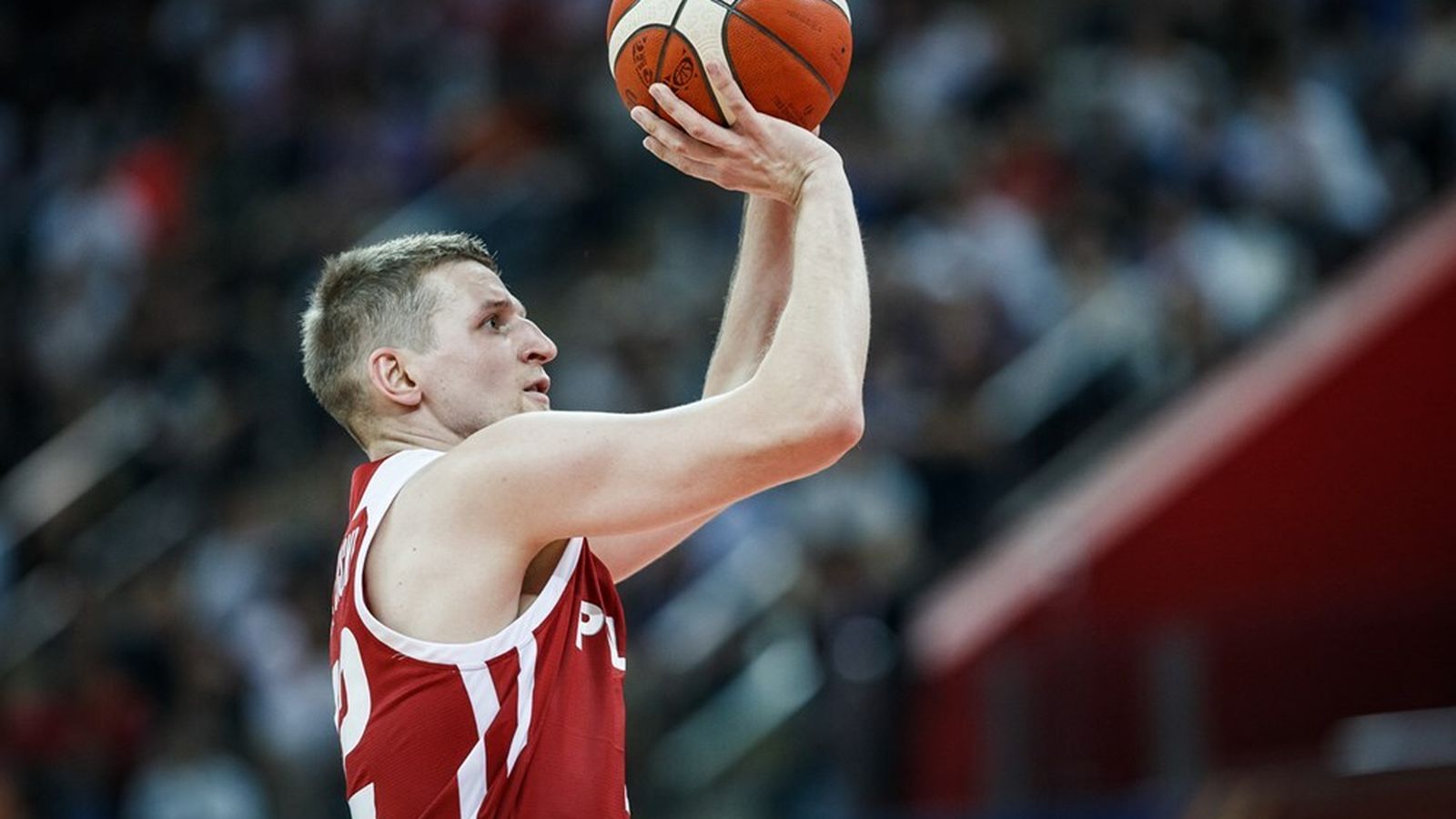 Waczynski prueba el disparo.