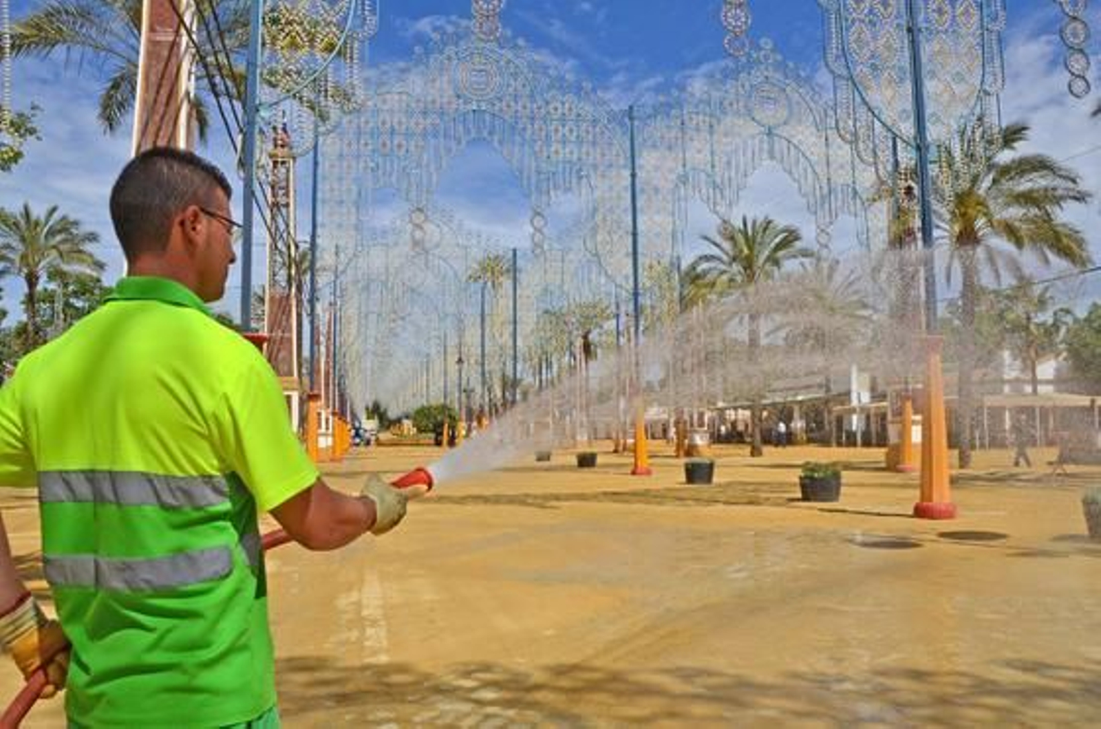 Necesario. Un operario riega el albero del Real por la mañana.

Foto: Manuel Aranda