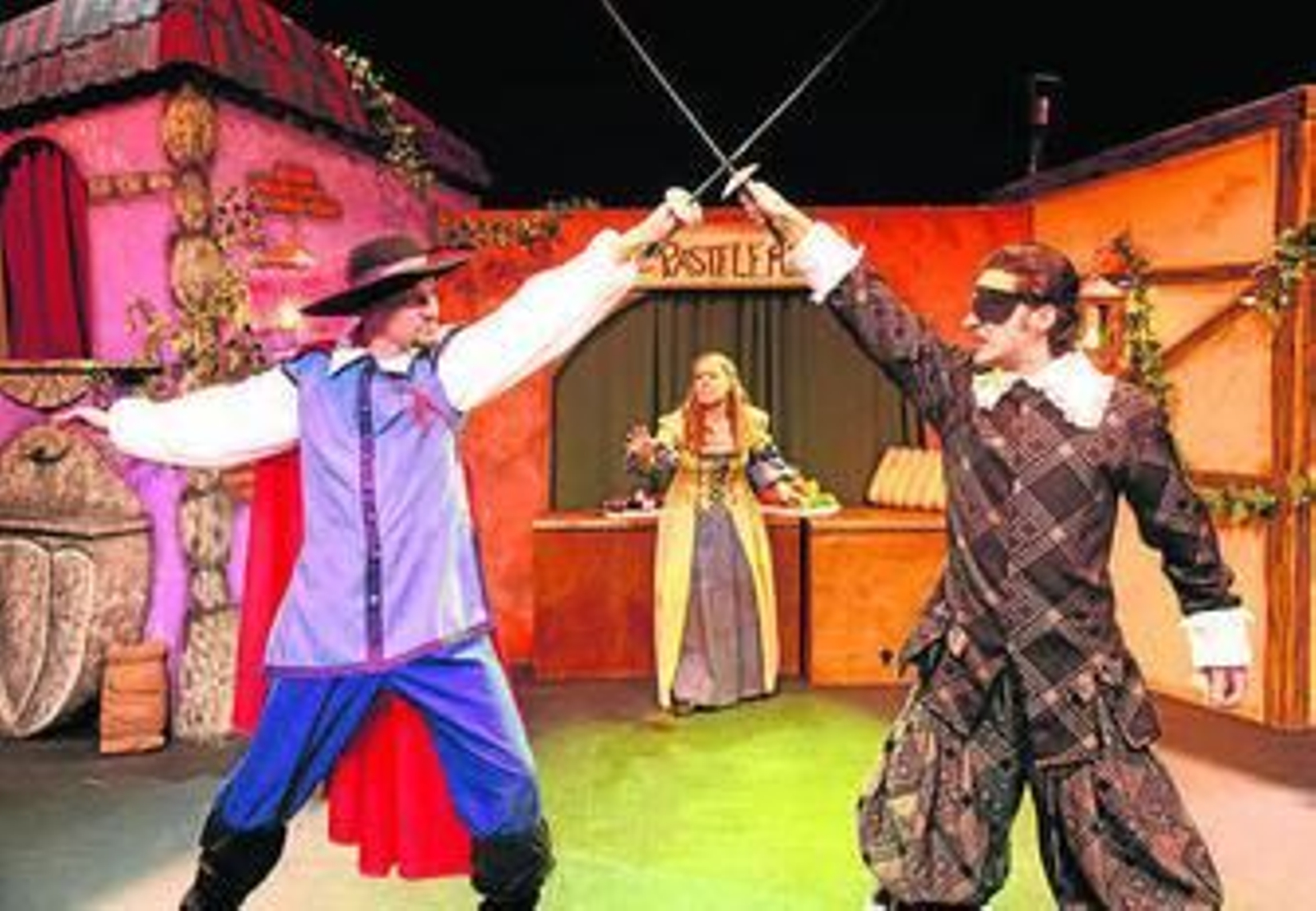 Cyrano se bate en duelo por el amor de Roxana, en una escena de Pata Teatro.