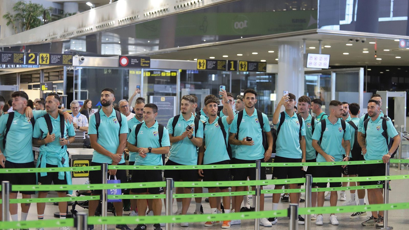 Las fotos de la afición despidiendo al Málaga en el aeropuerto antes de ir a Tarragona