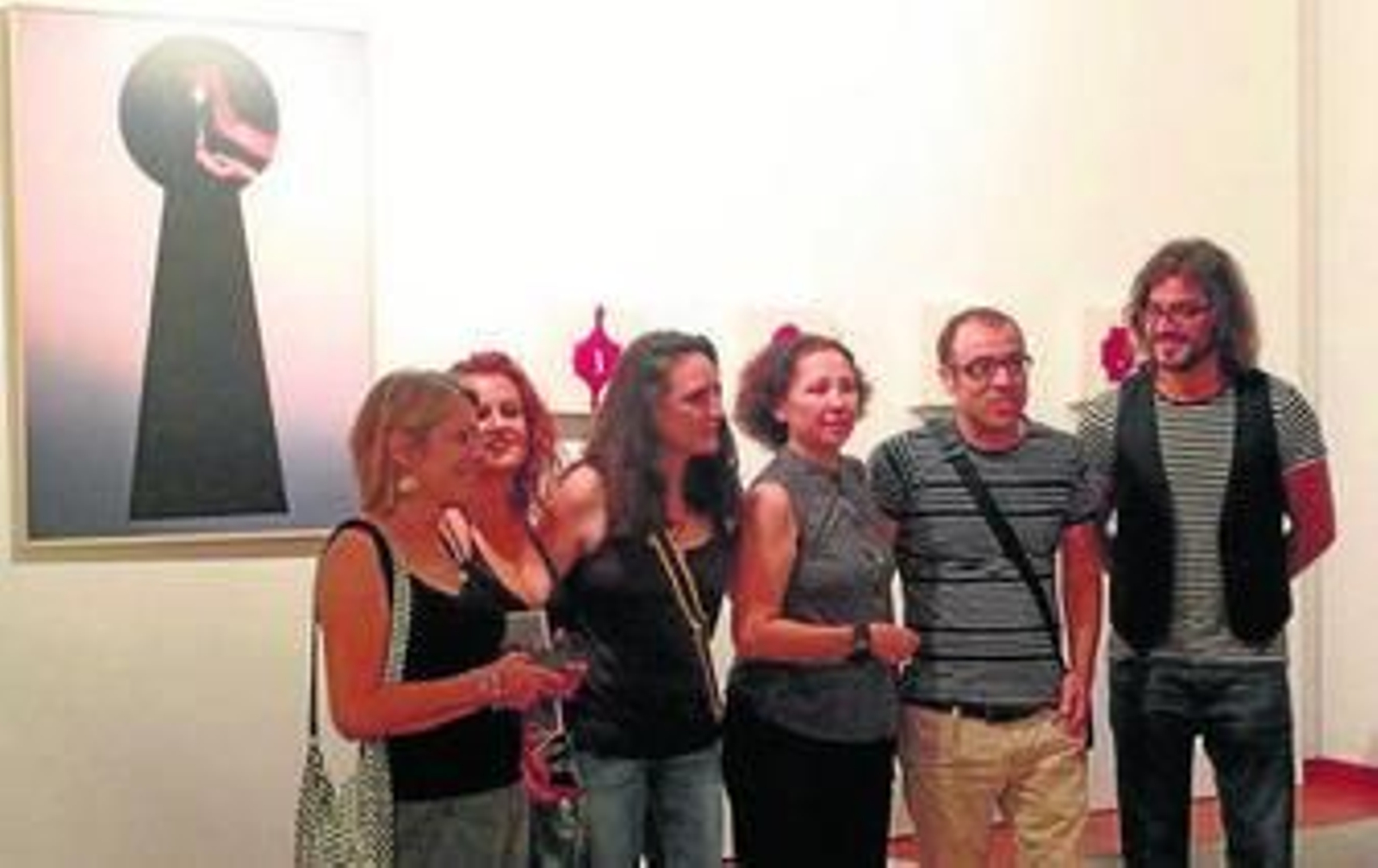 La artista, en el centro, ante algunas de sus obras.