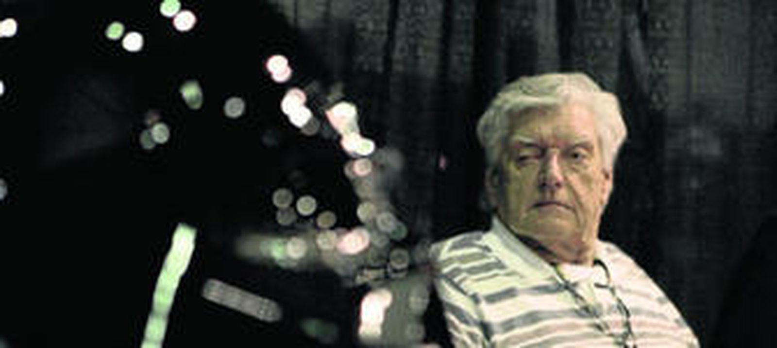 'David Prowse, que vive a las afueras de Londres, ante la máscara del gran malvado de 'La guerra de las galaxias', en el documental.