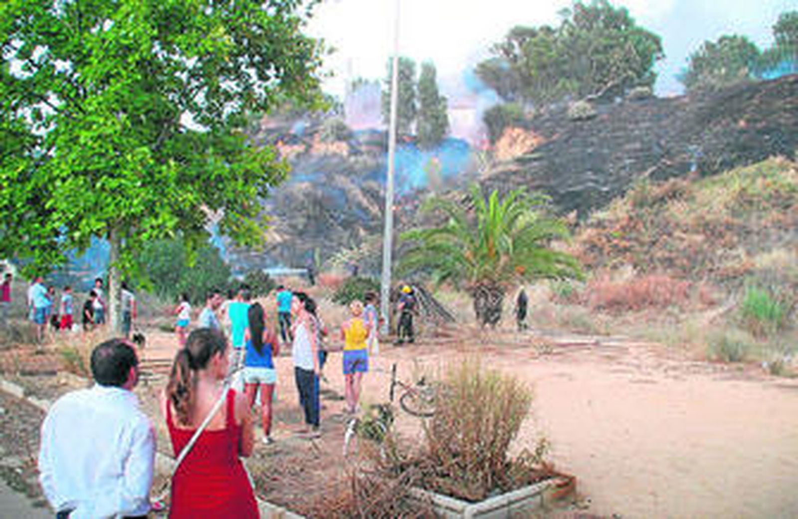 La imagen muestra los distintos focos de fuego que se repartieron por la ladera del cabezo como consecuencia del intenso viento.