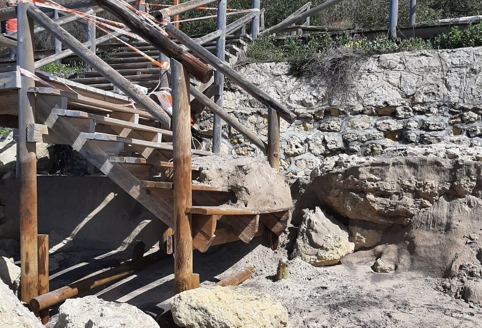 Una de las escaleras de acceso  a la playa.