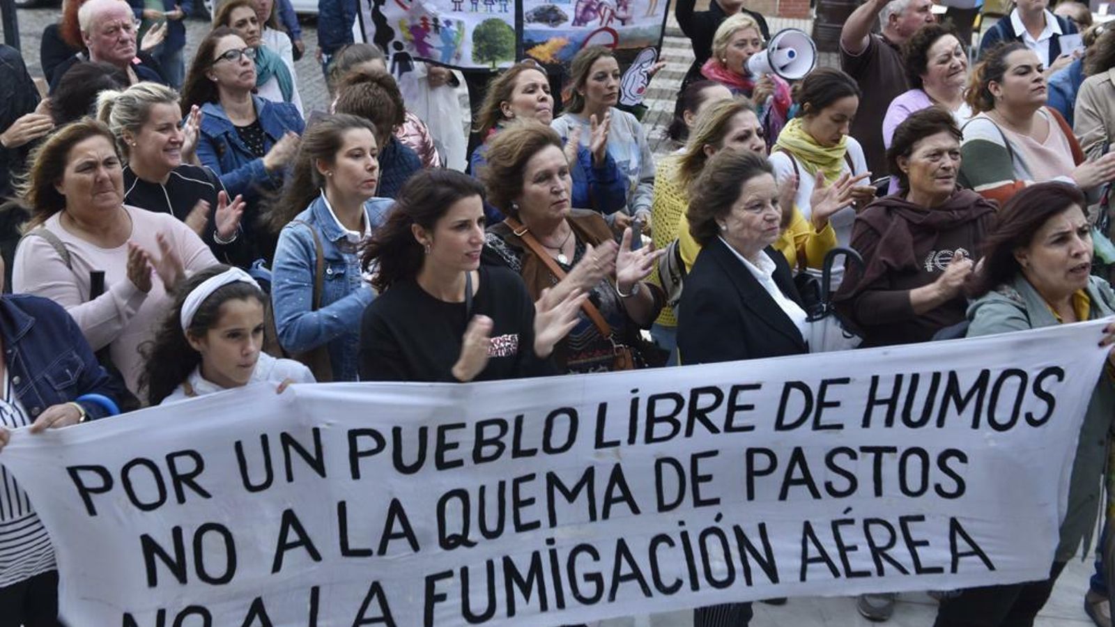 La concentración vecinal en La Puebla del Río ha sumado el apoyo de varios municipios.