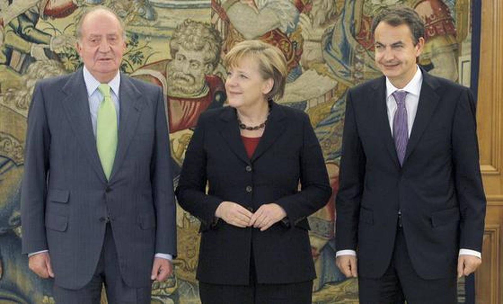 El rey don Juan Carlos Recibe en Zarzuela a Zapatero y Merkel.

Foto: Efe