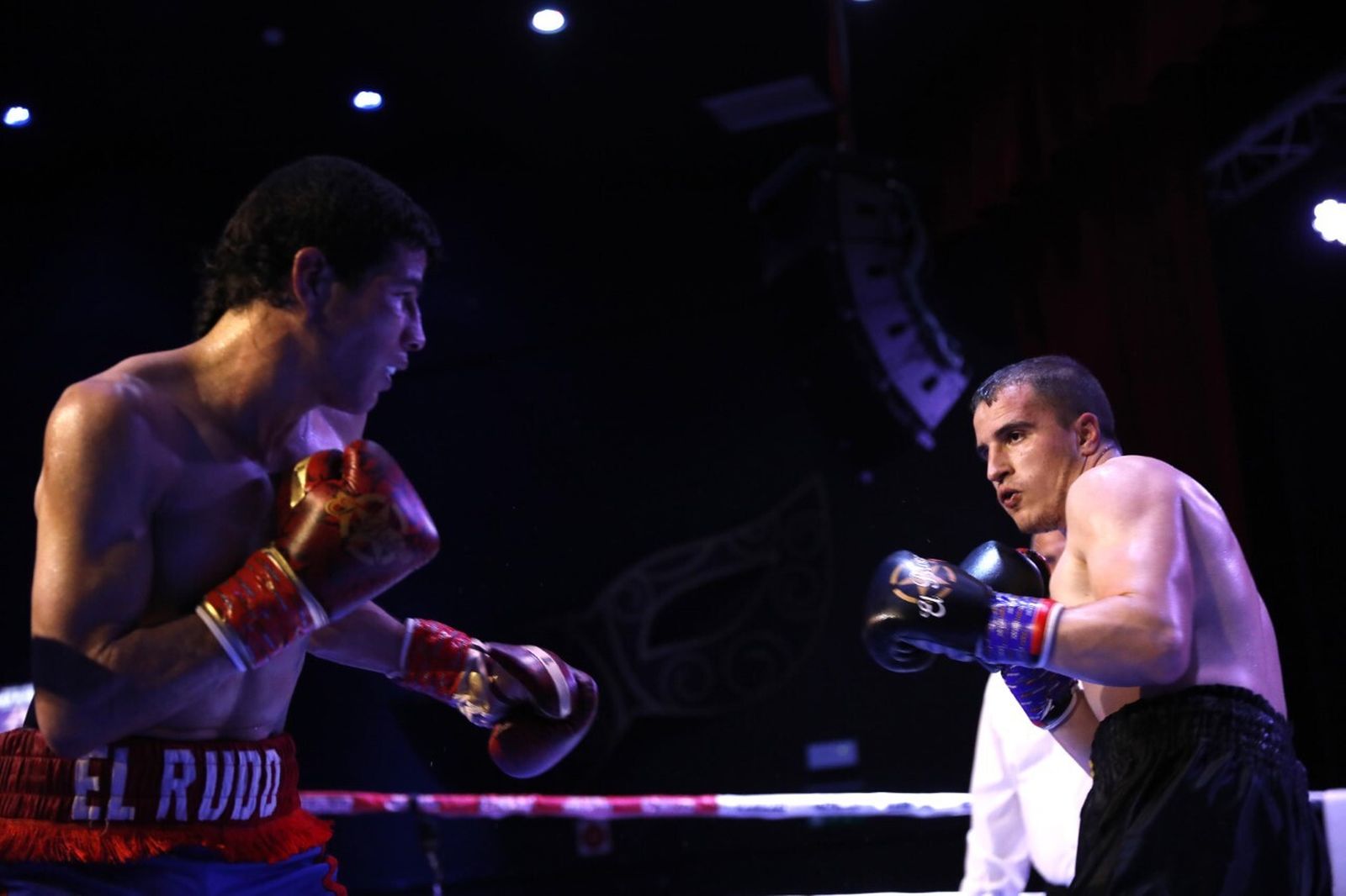 Abdellah Tocón (d), en un momento de su combate