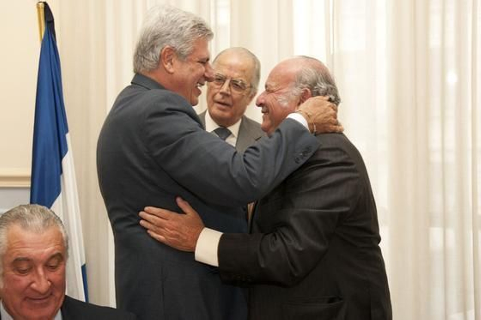 Manuel Guerrero Pemán y Álvaro Domecq se abrazan tras la presentación brindada por el primero.  Foto: Alberto Morales