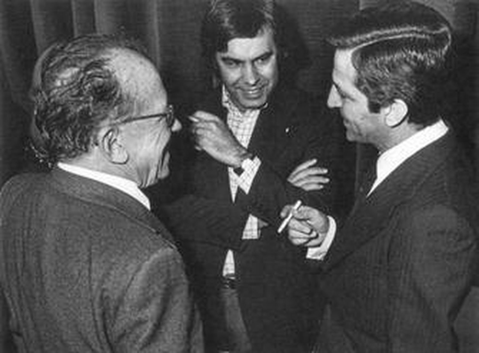 Santiago Carrillo, Felipe González y Adolfo Suárez, durante una charla distendida.