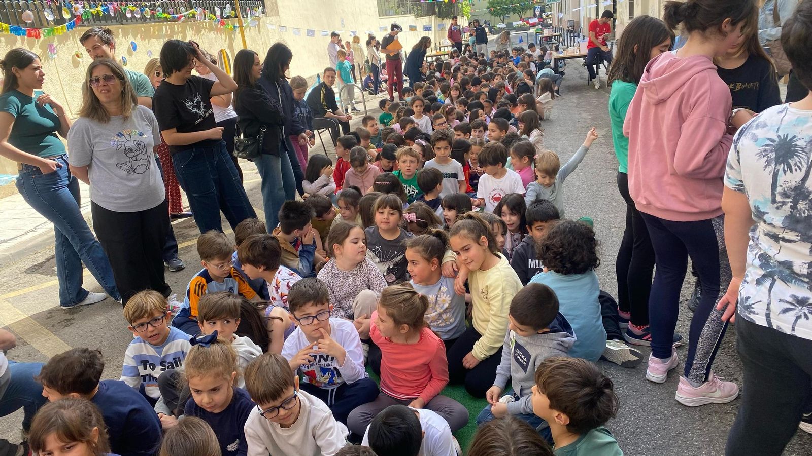 Una iniciativa para tener calles seguras libres de tráfico junto a los colegios en Jaén