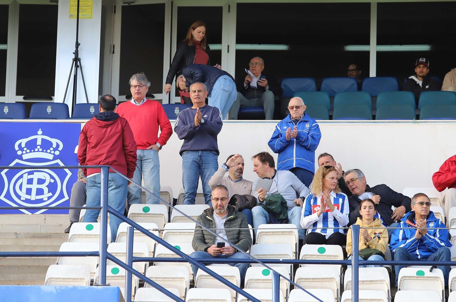 Imágenes del ambiente en las gradas del Nuevo Colombino durante el Recre-Vélez