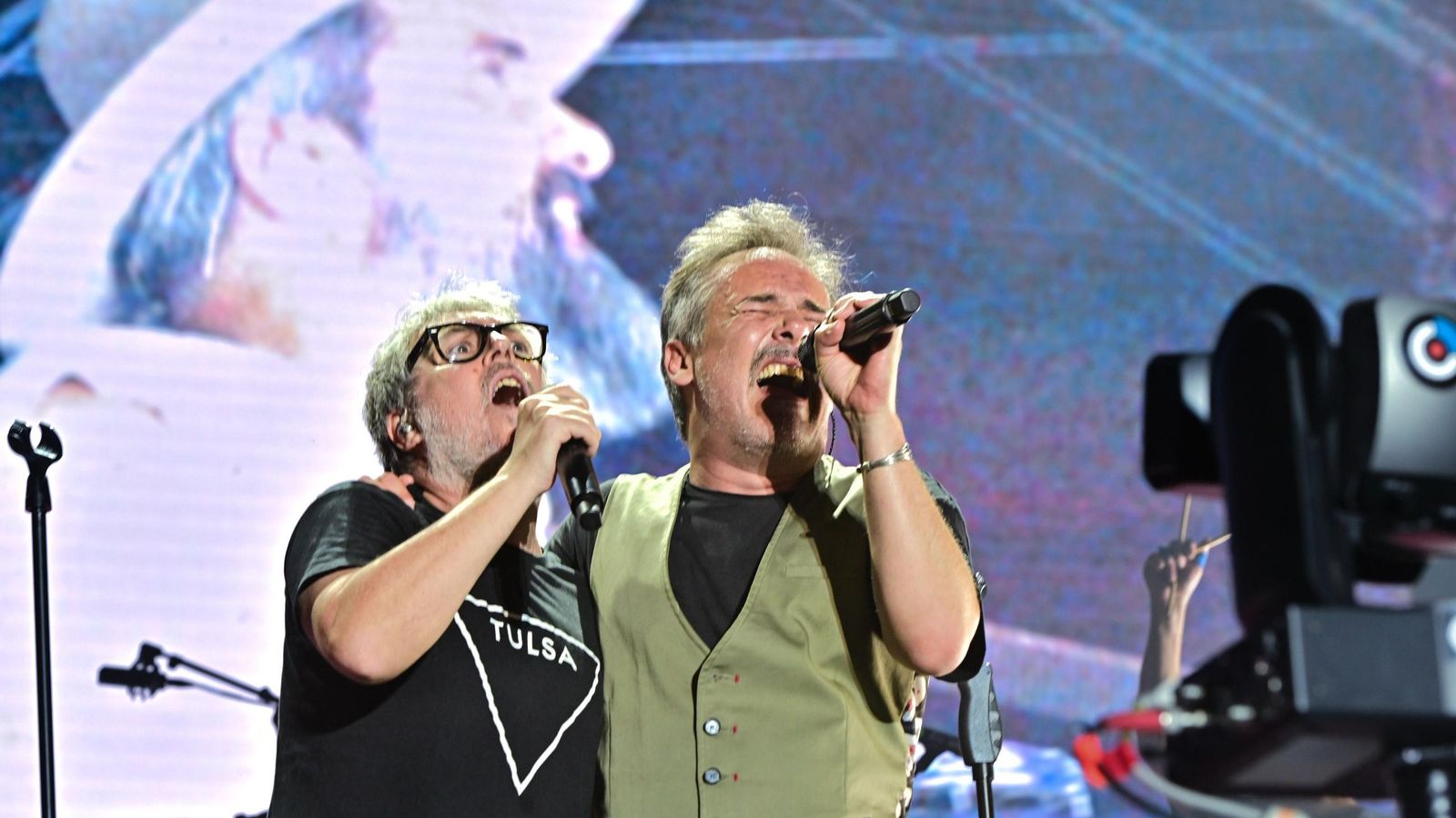 Santi Balmes, cantante de  Love of Lesbian, junto a Iván Ferreiro