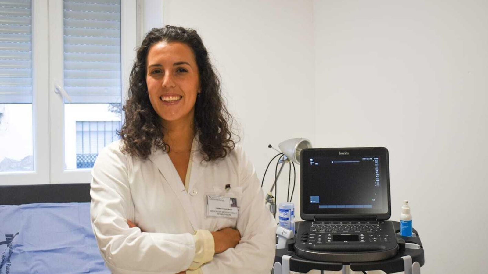 Carmel Román Malo, en su consulta de Rehabilitación del hospital San Rafael de Cádiz
