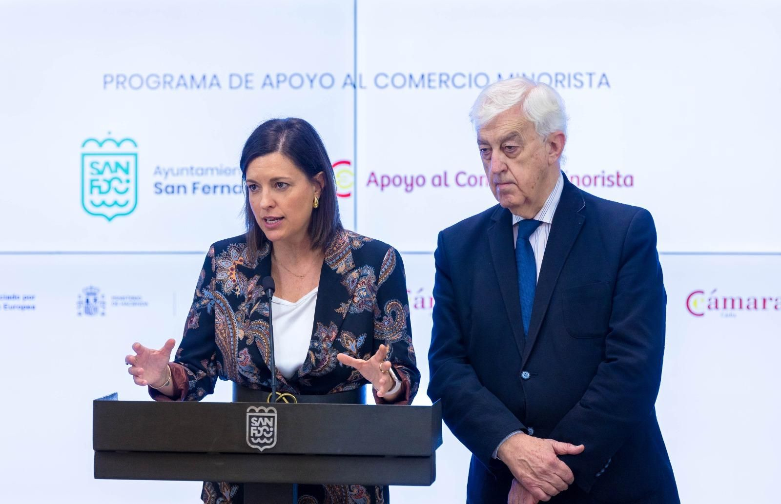 La alcaldesa de San Fernando, Patricia Cavada, con el presidente de la Cámara de Comercio, Ángel Juan Pascual