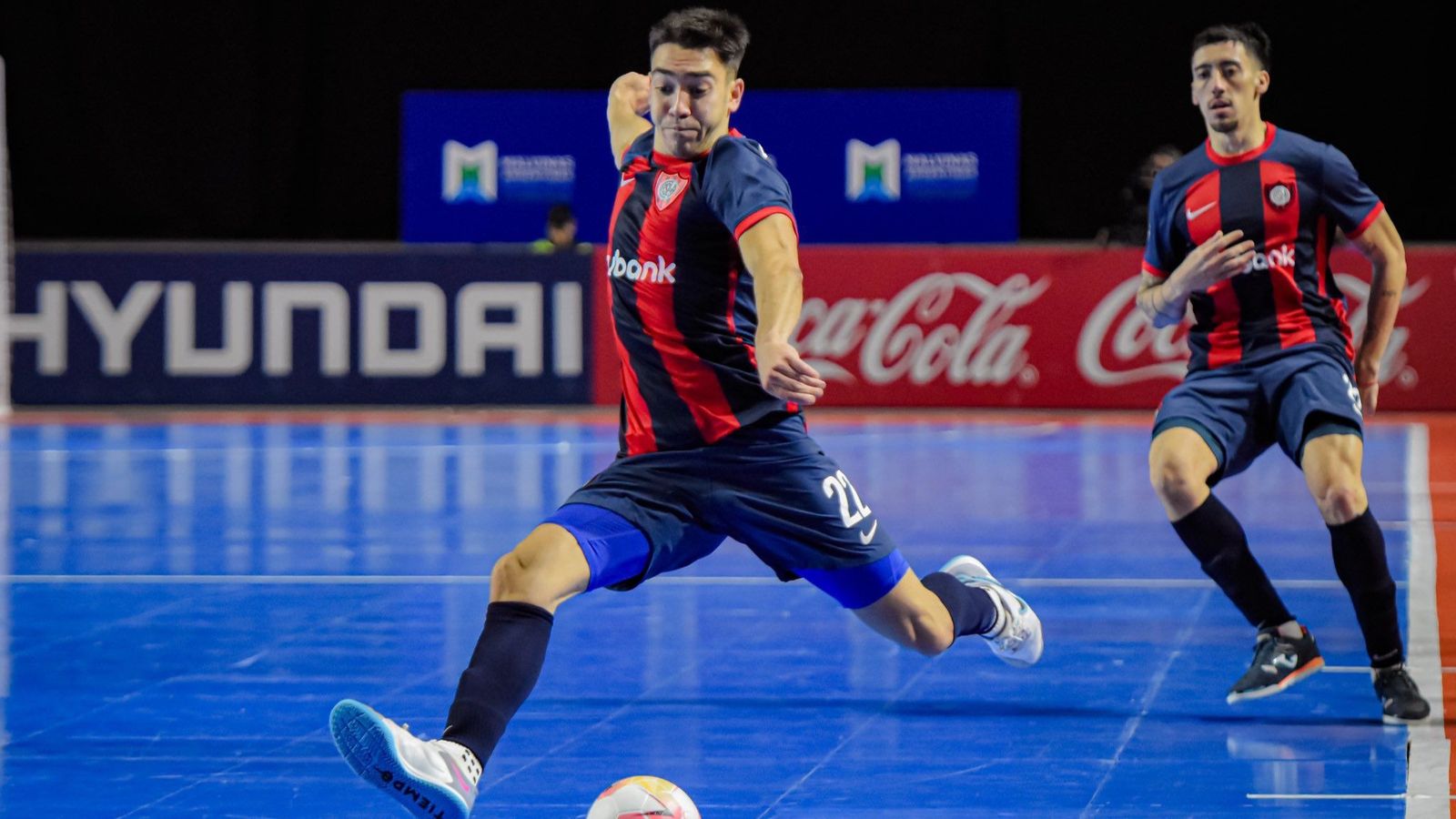 Titi del Rey golpea el balón en un partido con San Lorenzo de Almagro, club desde el que llega al Córdoba Futsal.