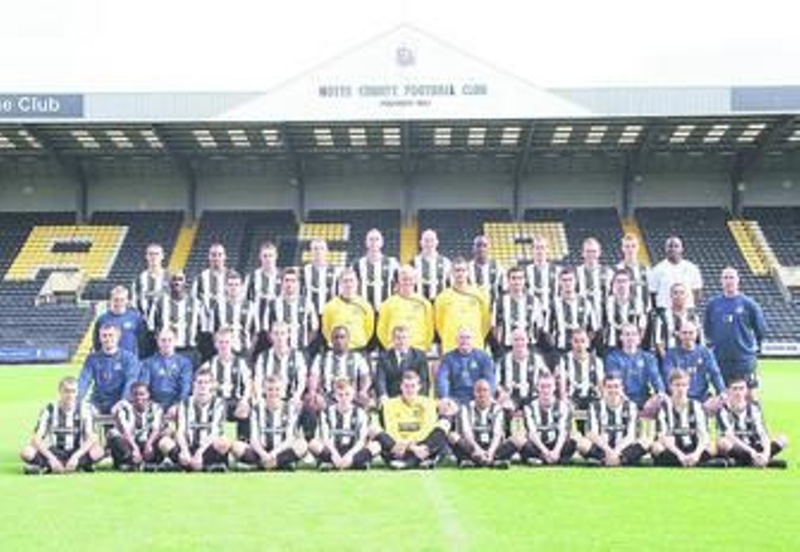 Foto oficial del Notts County FC, antes de comenzar la presente temporada como equipo de la Football League Two inglesa.