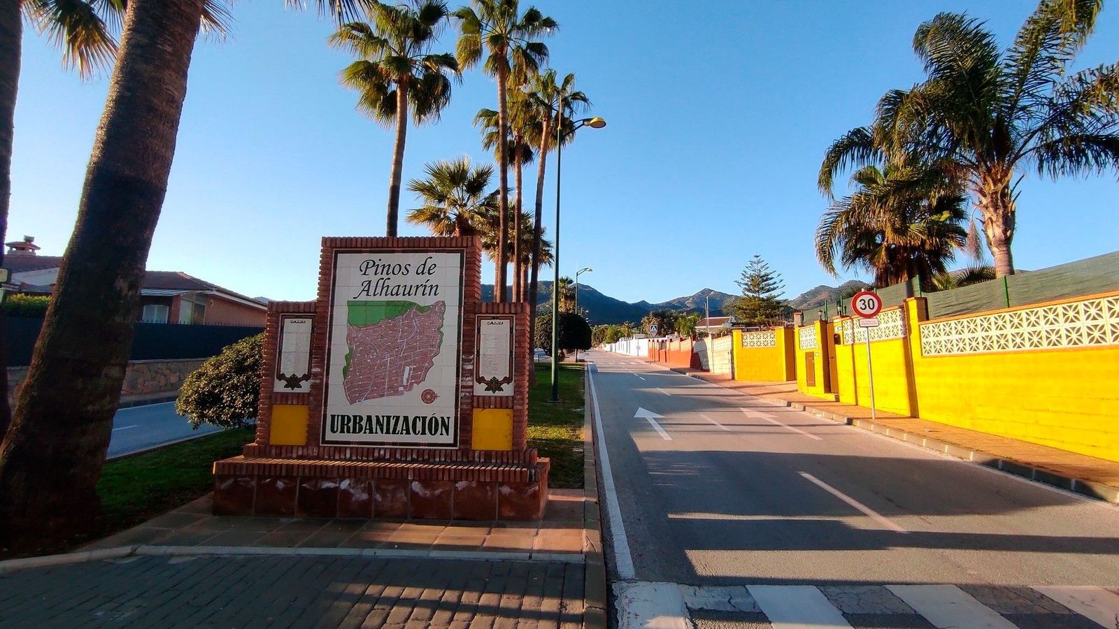Entrada a la urbanización de Pinos de Alhaurín.