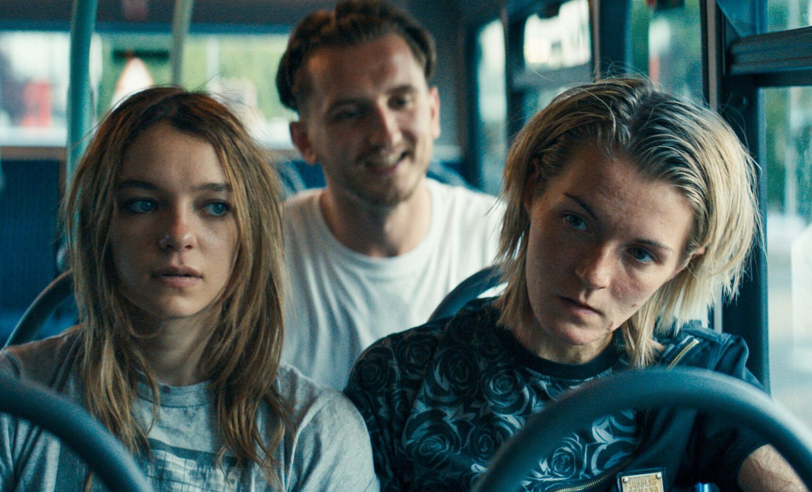 Esme Creed-Miles y Vicky Knight en una imagen del filme.