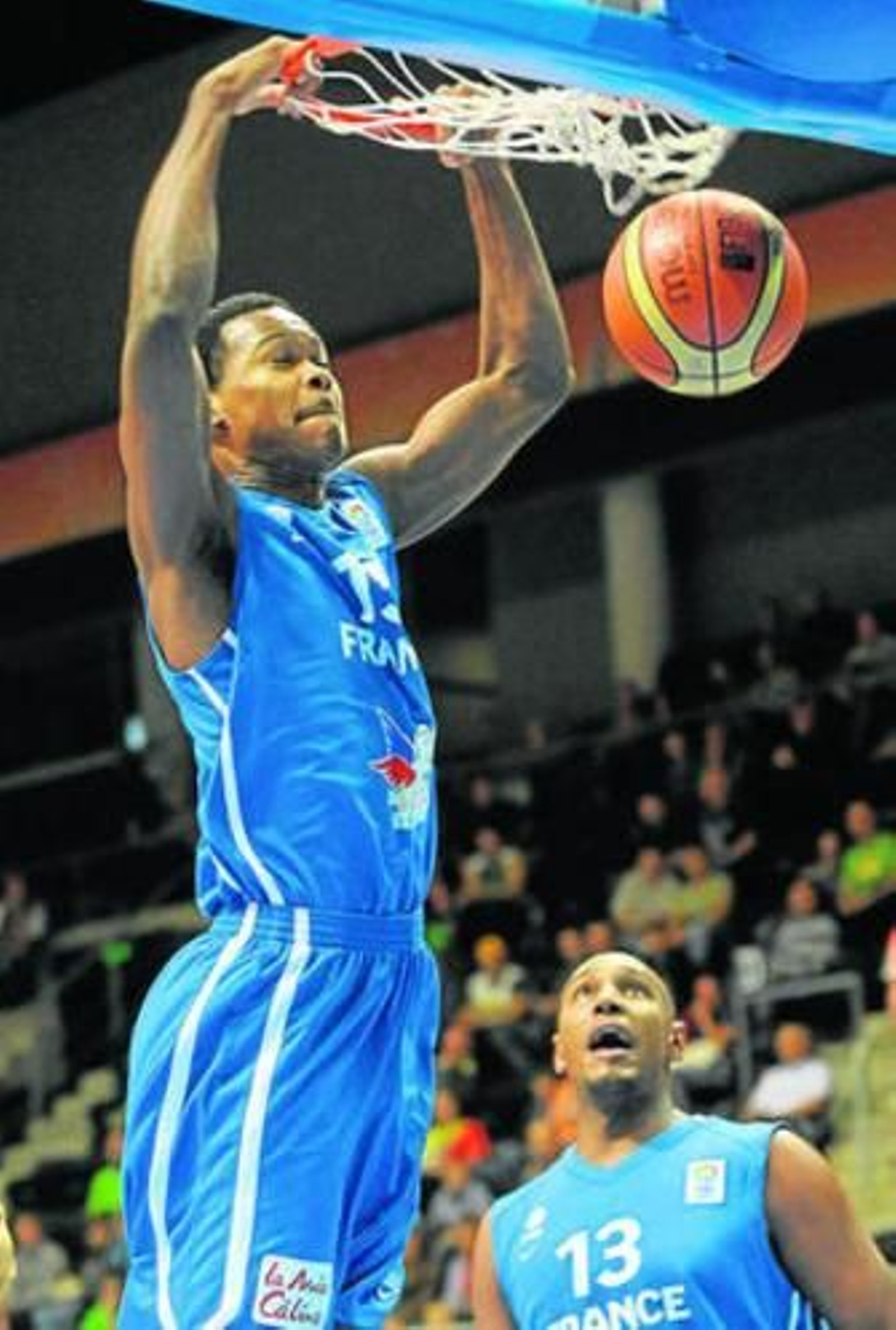 Mickael Gelabale realiza un mate. Mickael Gelabale realiza un mate.