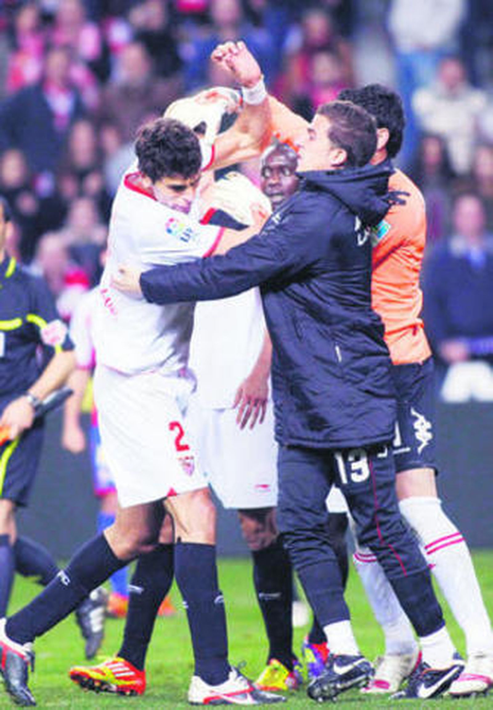 Fazio es apartado por Javi Varas y Juan Pablo de Gregory, que simuló una lesión en la jugada final.