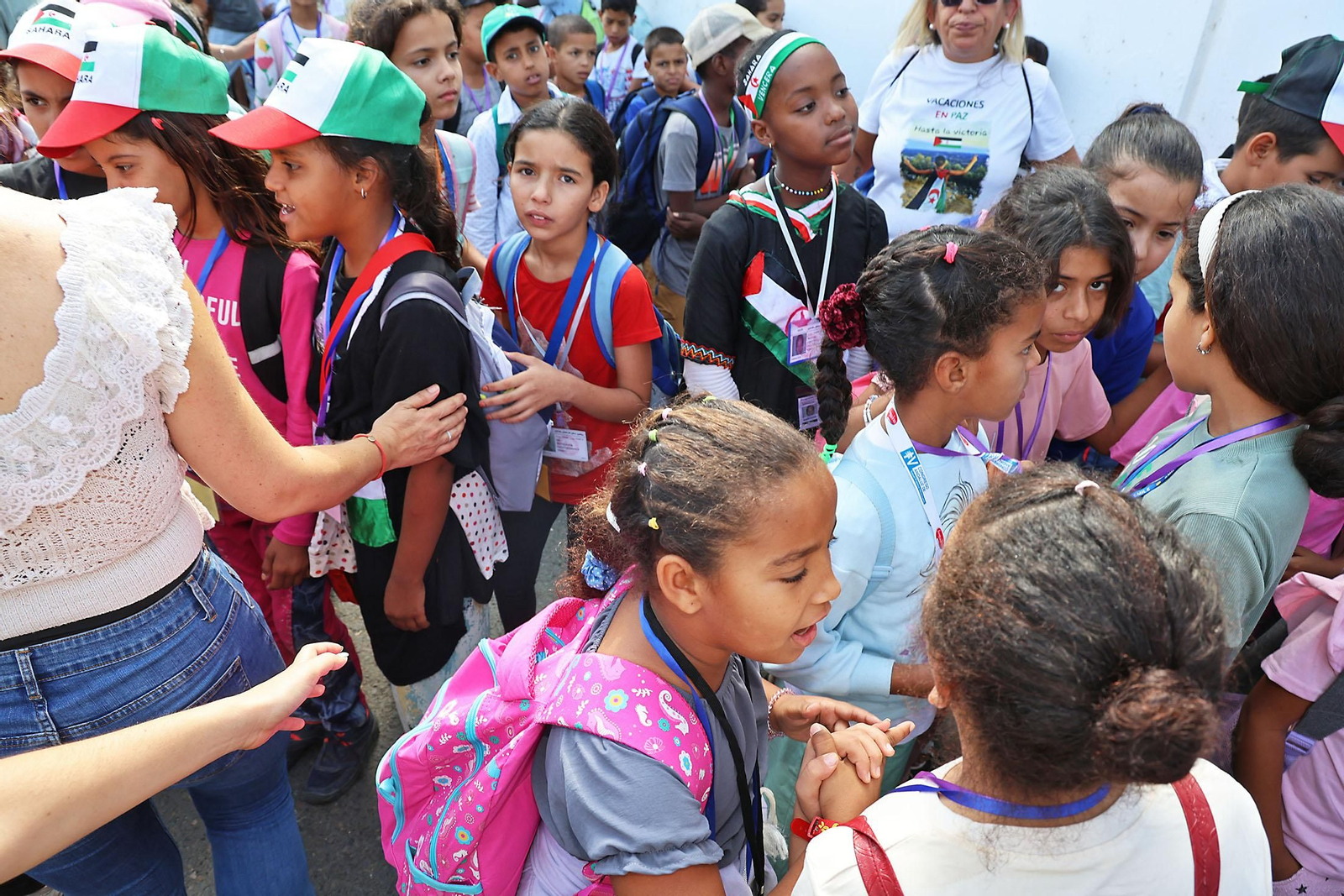 Imágenes del recibimiento a los  niños procedentes de los campamentos saharauis que pasarán sus vacaciones en Huelva