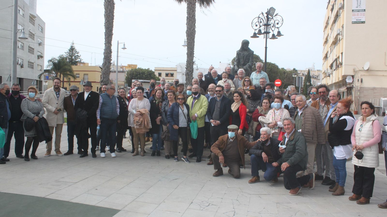 Asistentes a la asamblea de la Federación de Peñas posan junto a la estatua de Camarón.
