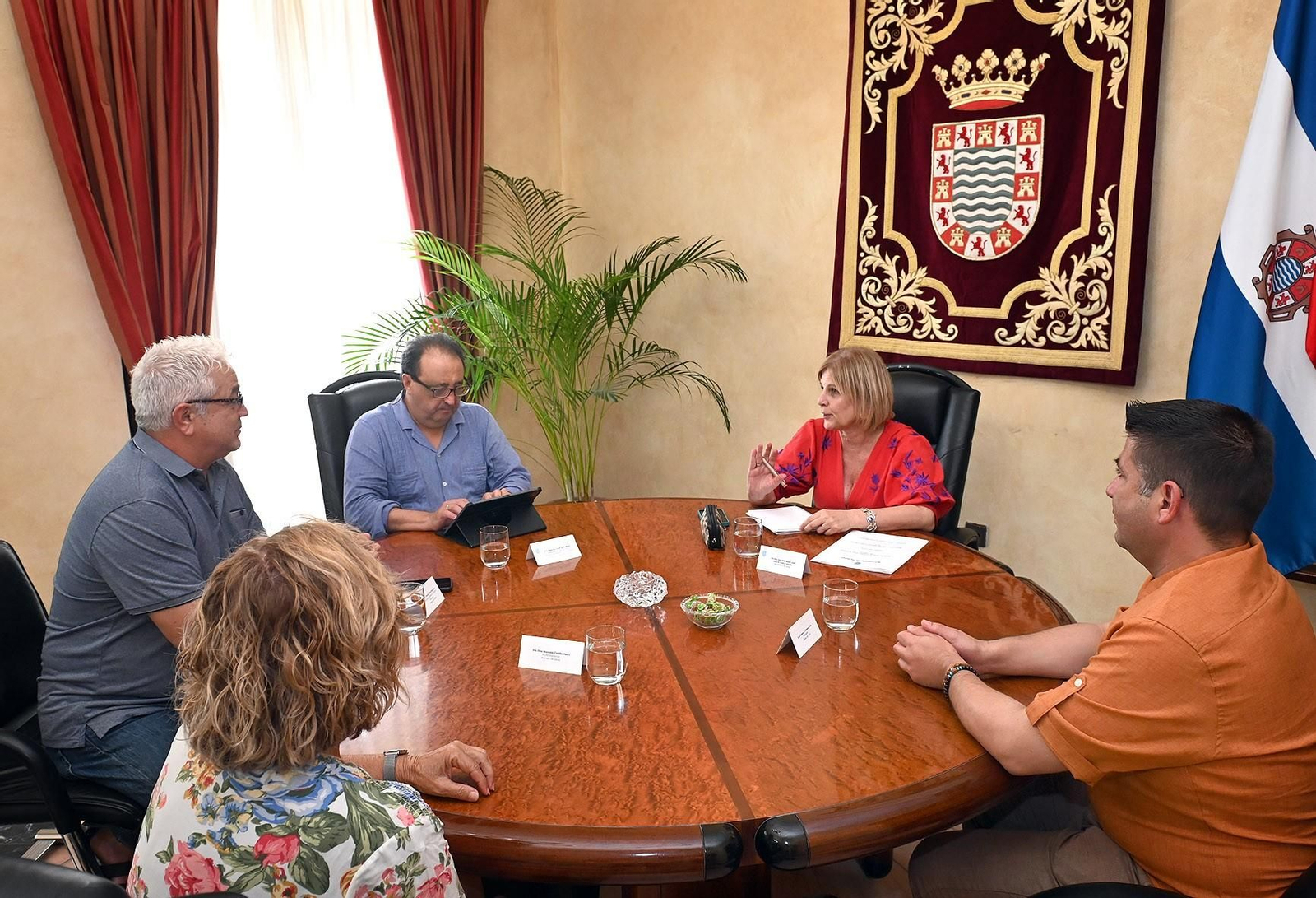 Reunión de Pelayo y Zurita con representantes del Ateneo de Jerez.
