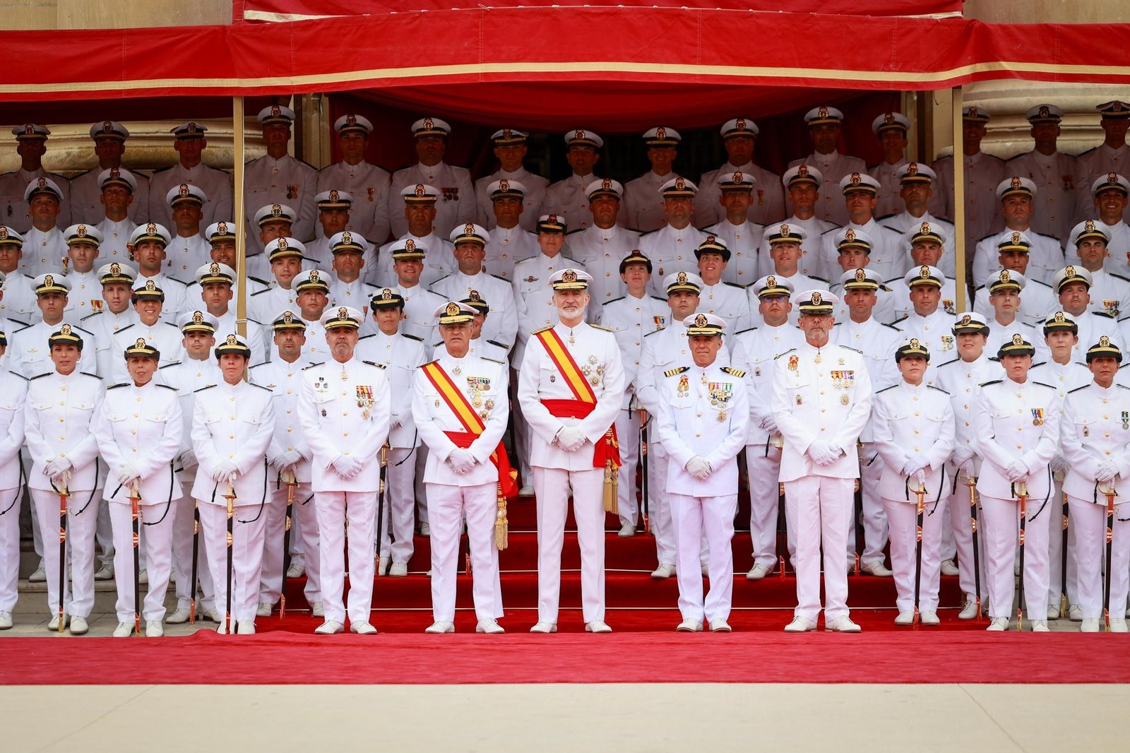 Las imágenes de la entrega de despachos a los nuevos suboficiales de la Armada que ha presidido el Rey en San Fernando