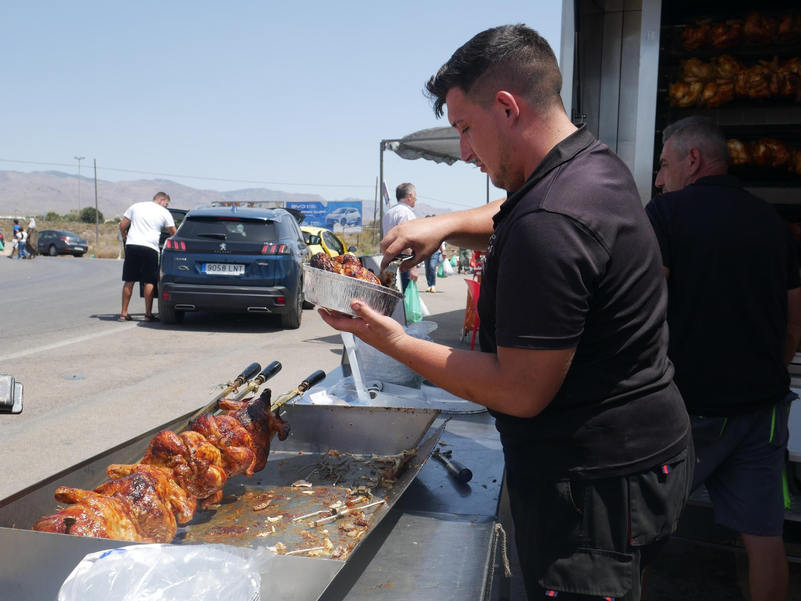 Así es la venta de pollos asados en los negocios ambulantes de Almería
