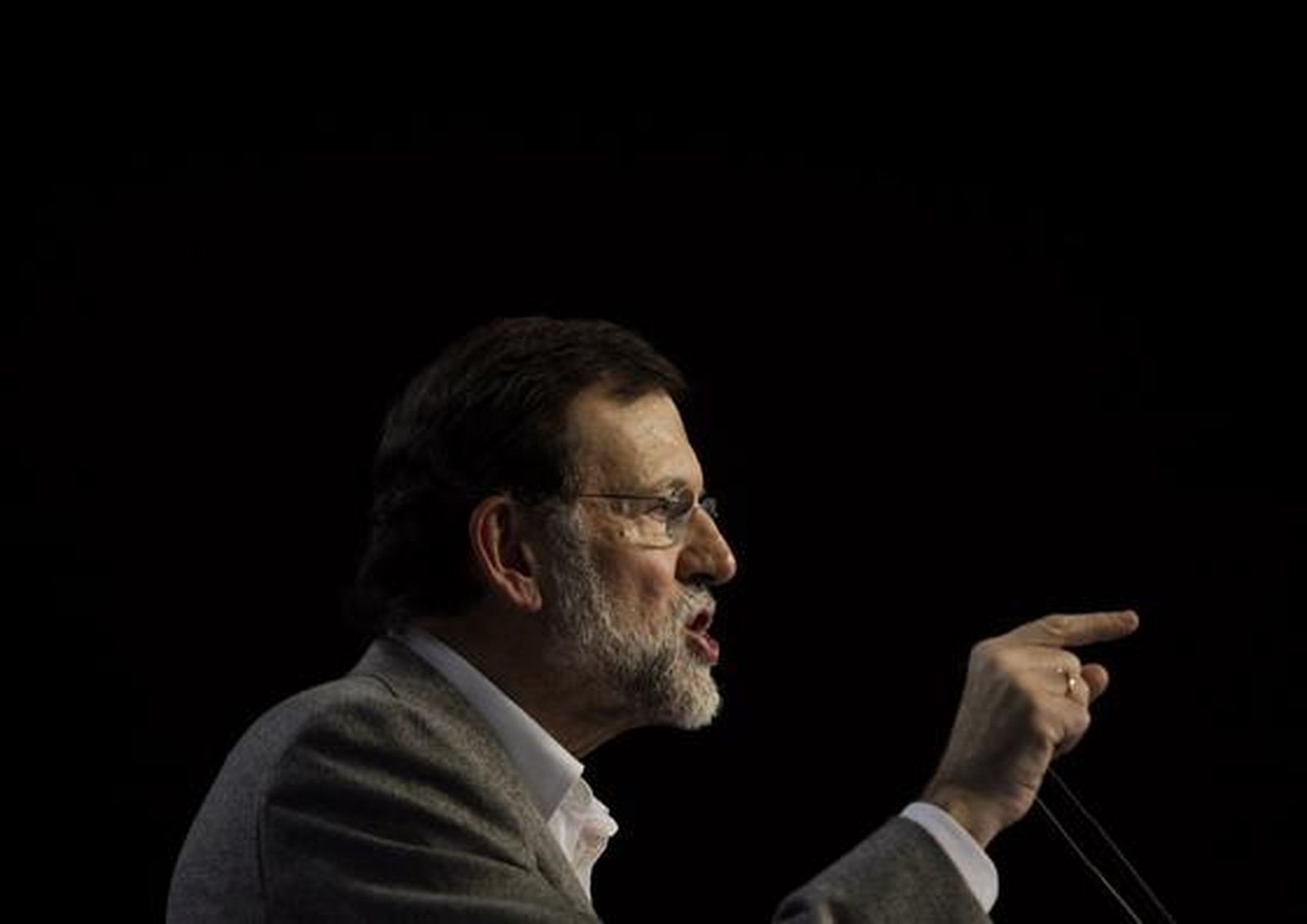Mariano Rajoy ofrece un mitin en el palacio de deportes de Sevilla, con la presencia de Javier Arenas, Juan ignacio Zoido y Cristobal Montoro, entre otros miembros del Partido Popular.

Foto: El mitin del Partido Popular en Sevilla, en im?nes