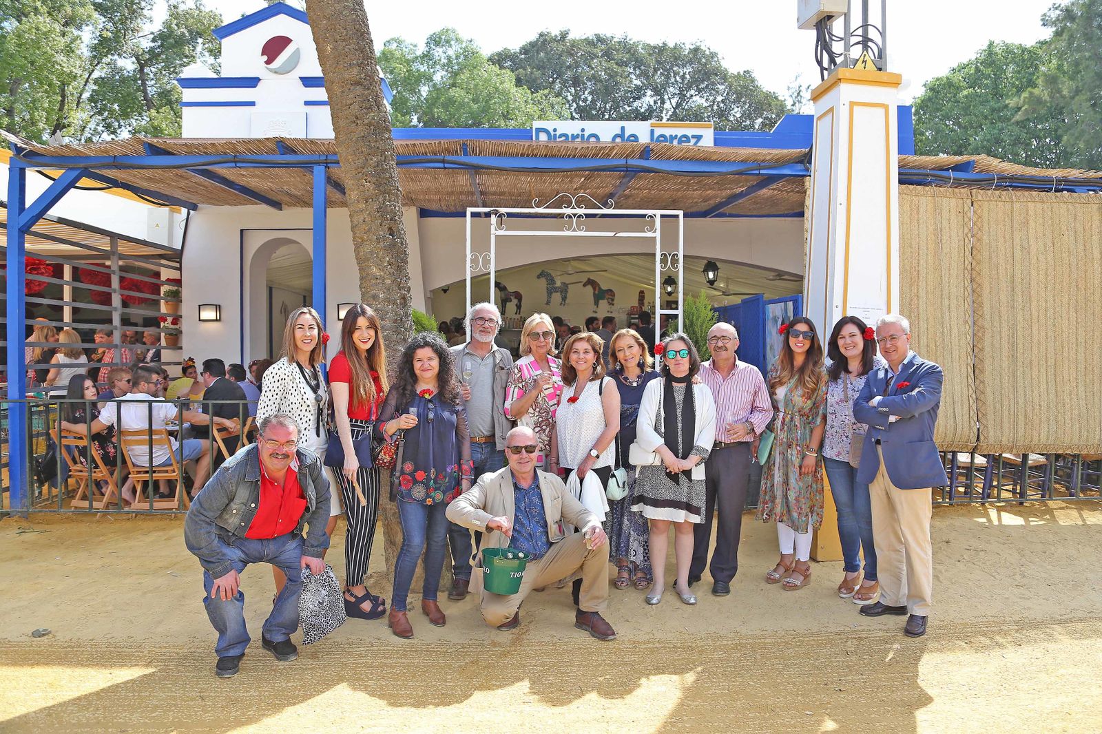 Empleados de la Biblioteca y del Archivo Municipal posando en la puerta de la caseta de Diario de Jerez.