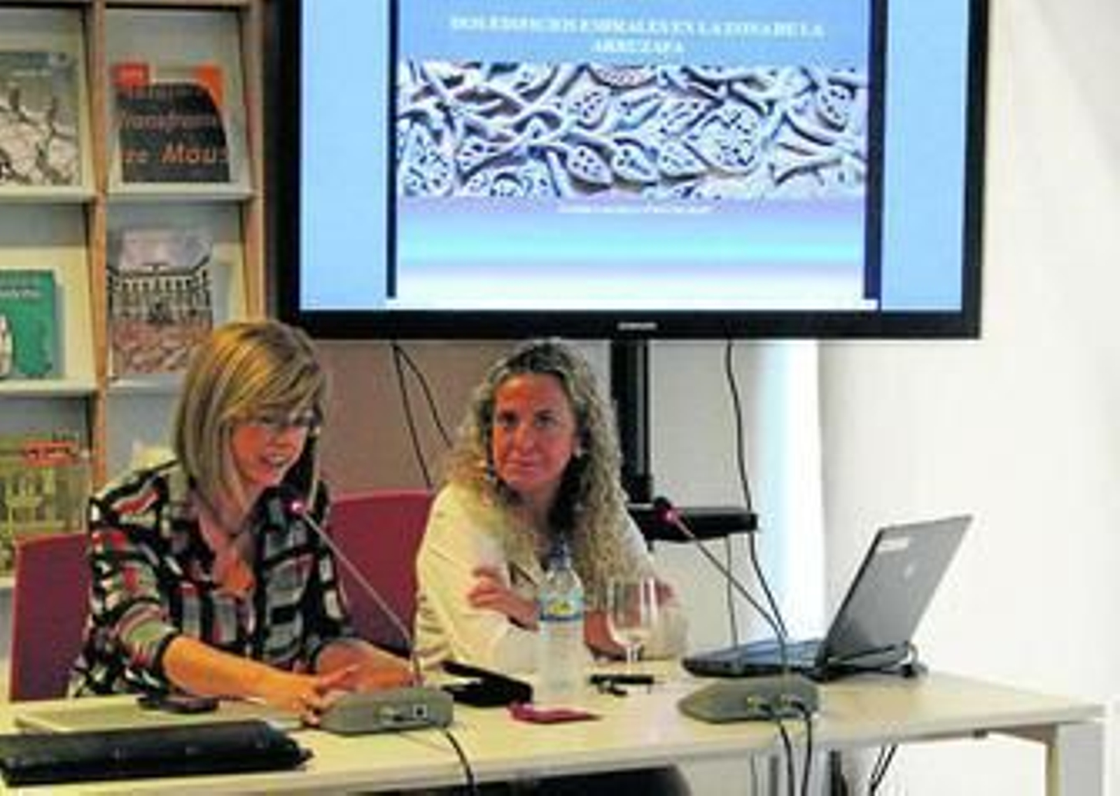 María Dolores Baena, directora del museo, y Fátima Castillo, ayer.