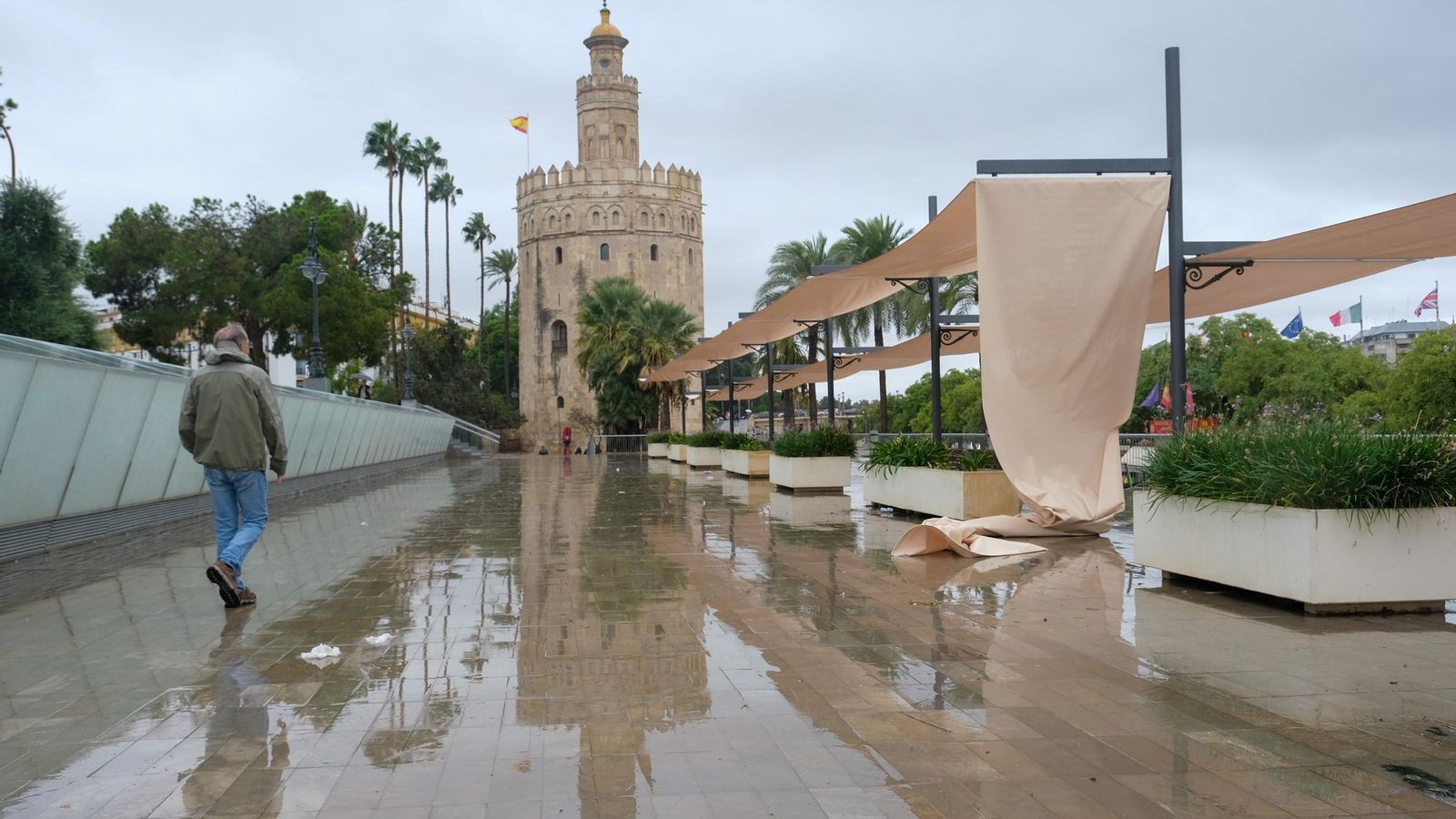 Toldos caídos, con la Torre de Oro al fondo.