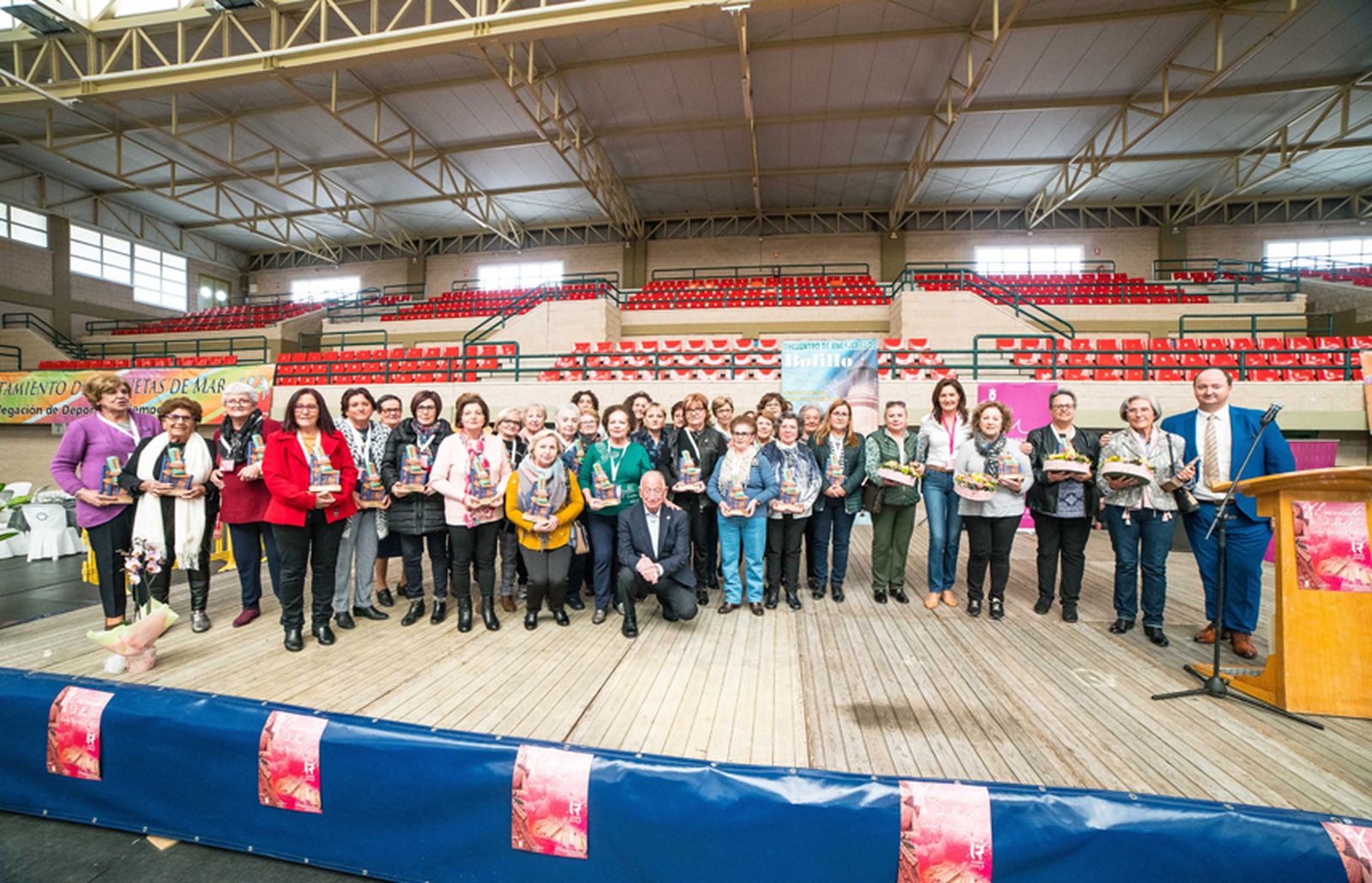 Gabriel Amat y Mari Ángeles Alcoba, con algunas participantes.