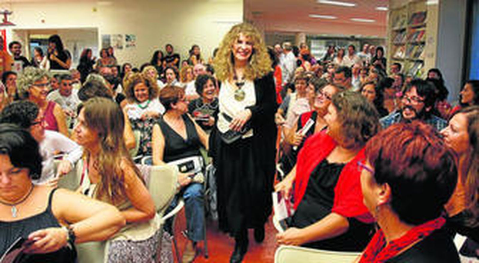 La escritora nicaragüense Gioconda Belli (Managua, 1948) cautivó a sus numerosos seguidores en la Biblioteca Infanta Elena.