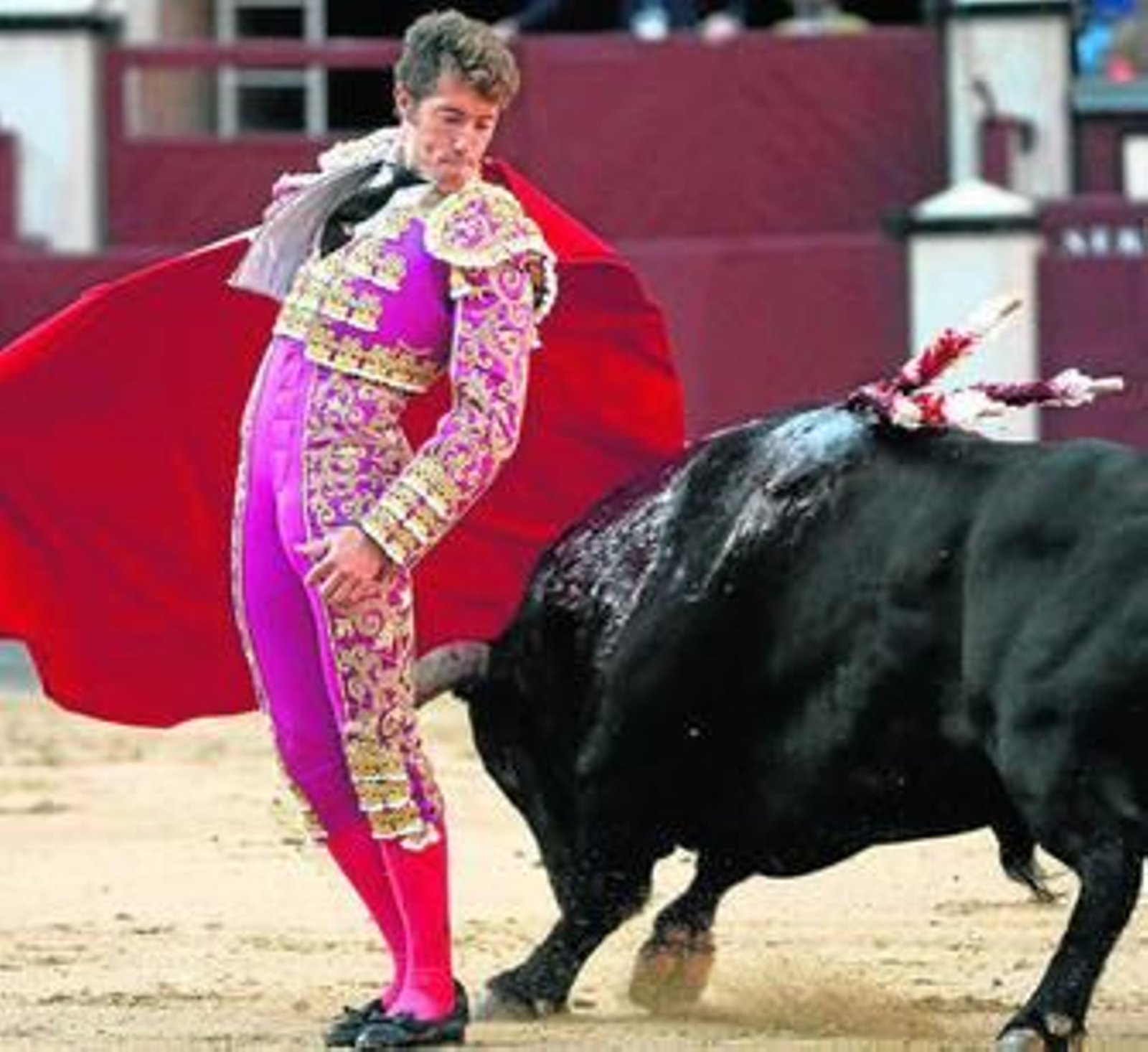 Manuel Escribano, en un muletazo por la espalda a su primer toro.