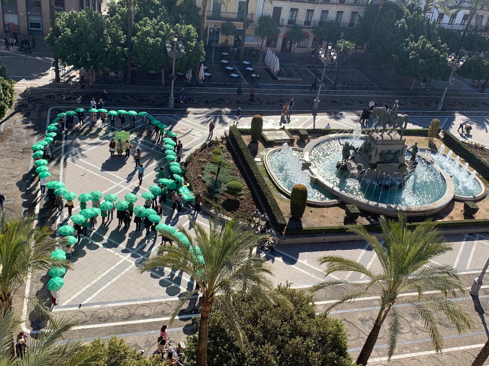 Lazo humano solidario este mediodía en la plaza del Arenal.