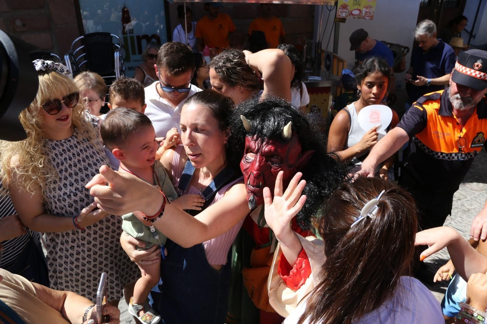 Las mejores imágenes de la fiesta de la Diablilla en Montoro: sustos, diversión y un espectacular tobogán gigante