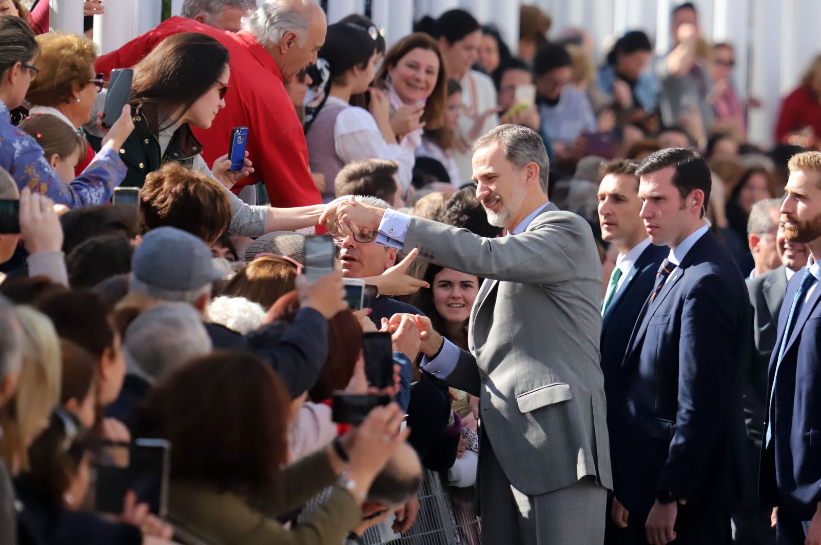 Imágenes de Don Felipe y Doña Letizia arropados por el cariño de los almonteños