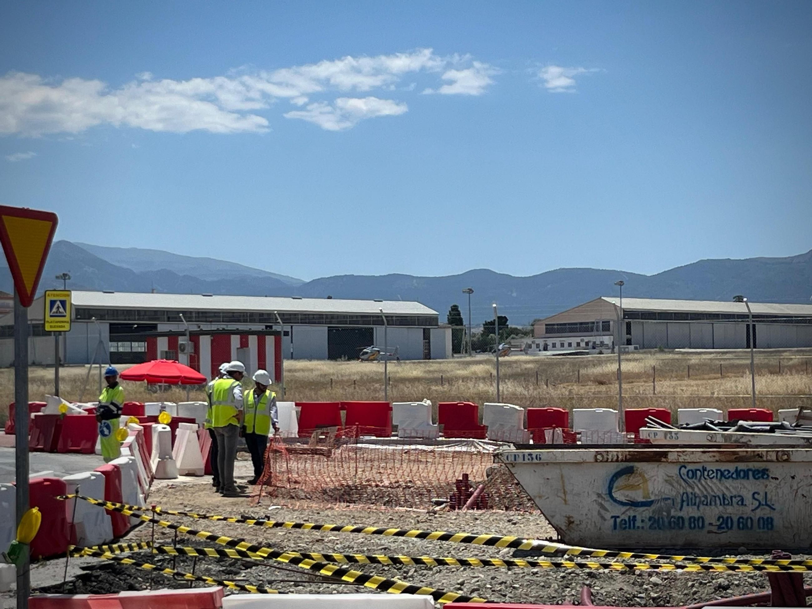 Operarios de la obra del ampliación del Metro en la zona donde se produjo la avería Operarios de la obra del ampliación del Metro en la zona donde se produjo la avería