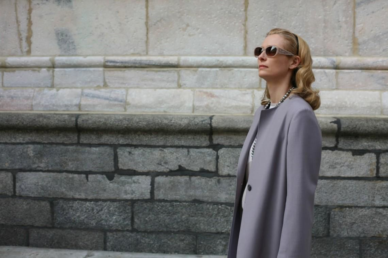 En la película "Yo soy el amor" (2009) Tilda Swinton da vida a la mujer de un reputado empresario que, tras mudarse a Italia, encuentra el verdadero amor. El armario de su personaje, Emma, es obra de la firma Jil Sander. Raf Simons ocupaba el puesto de director creativo en el momento del proyecto.