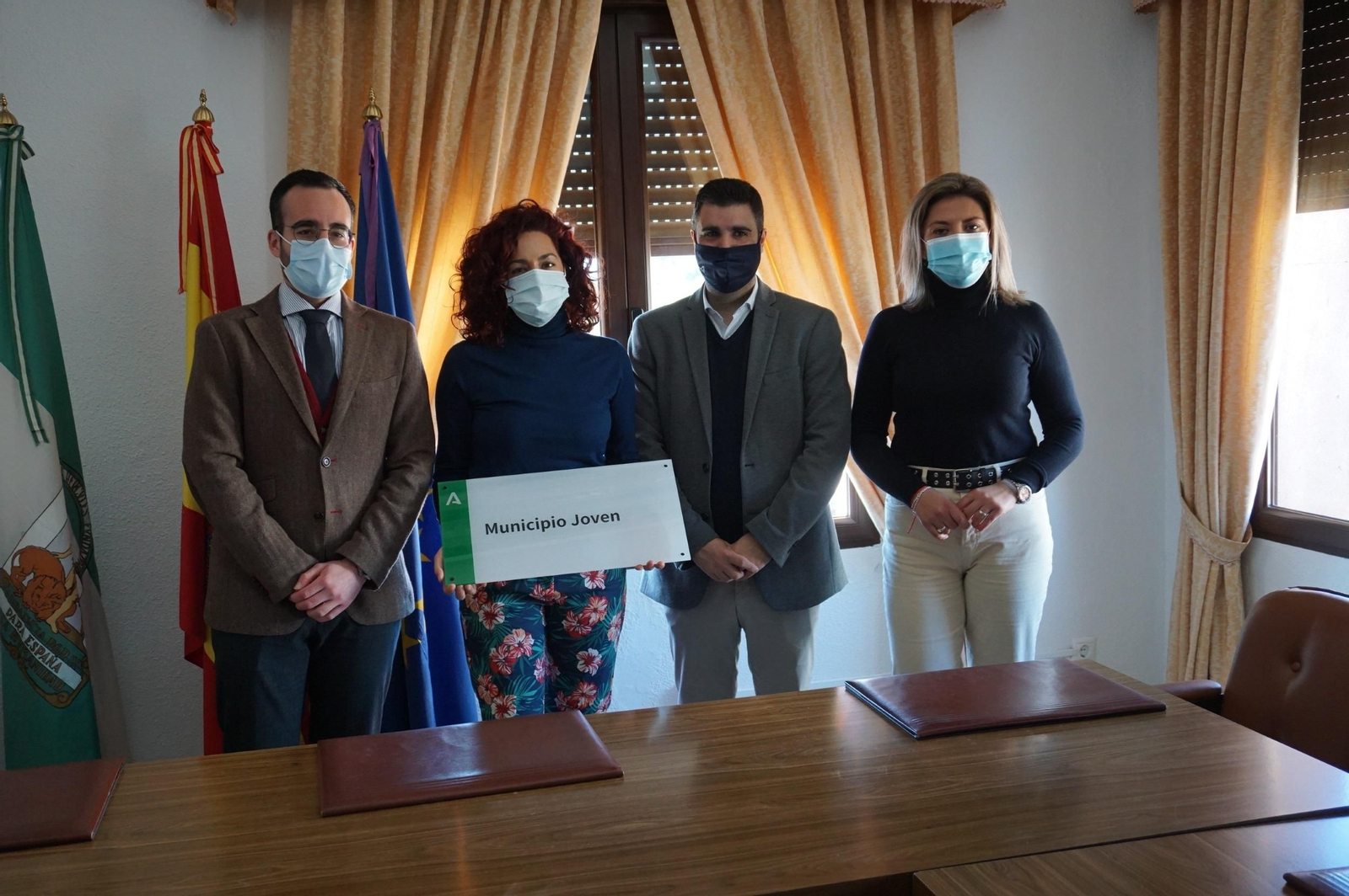 La alcaldesa de Villaviciosa, Gema González recoge la placa de  ‘Municipio Joven’ de la provincia de Córdoba.