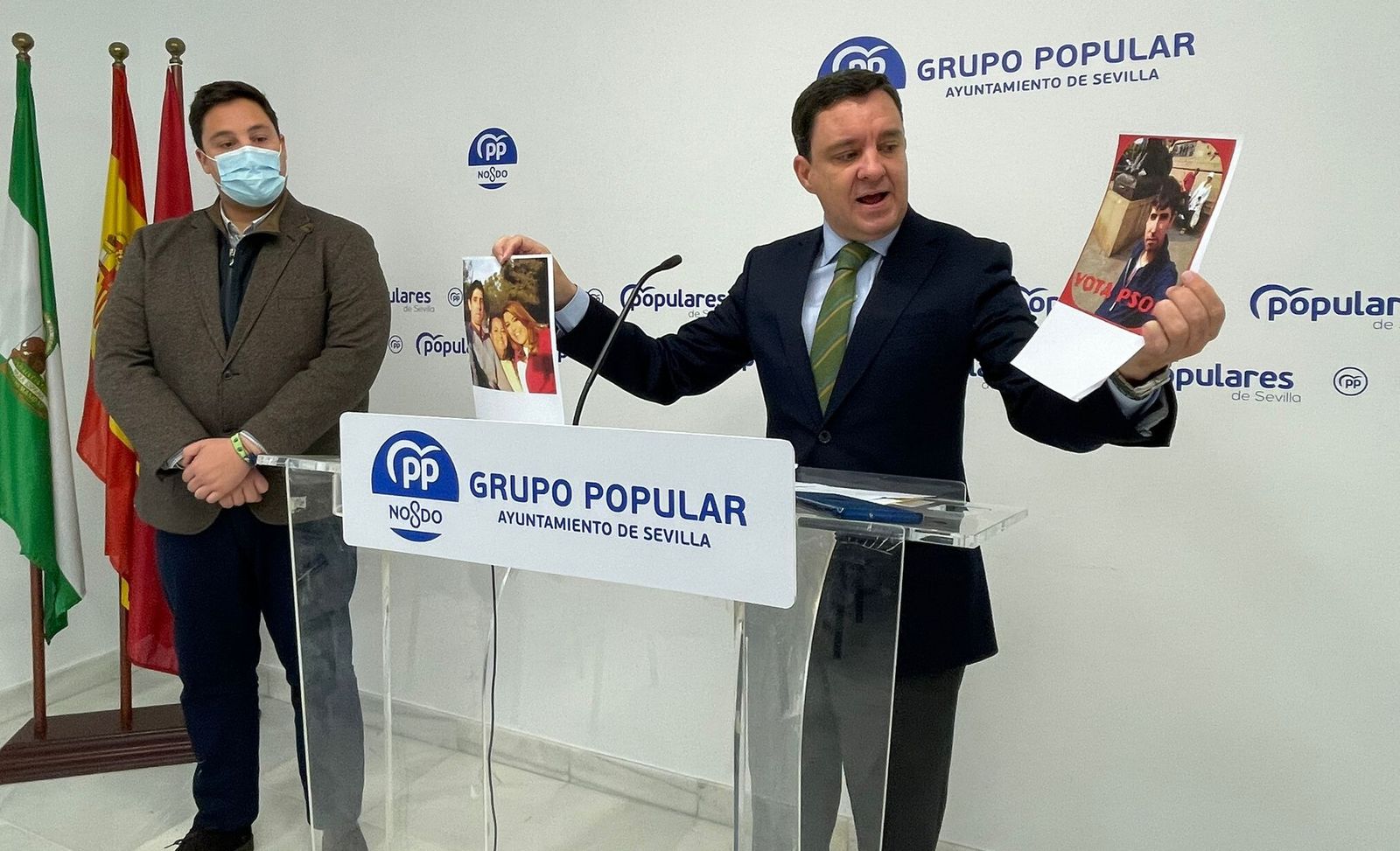 El portavoz del Grupo Popular en el Ayuntamiento de Sevilla, Juan de la Rosa, junto al portavoz adjunto, José Luis García.