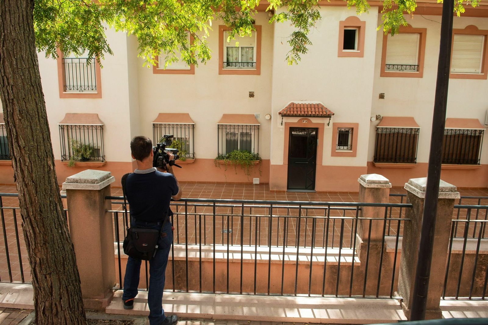 El domicilio familiar donde convivían los dos fallecidos en Carmona.