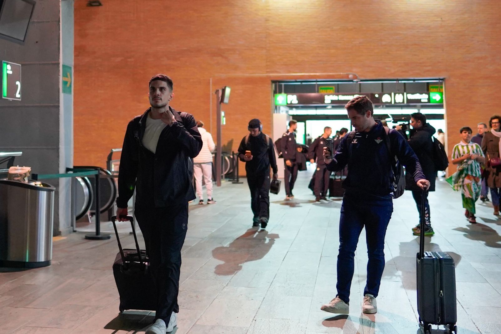 Las fotos de la salida del Betis de Santa Justa a Madrid para el partido en el Bernabéu