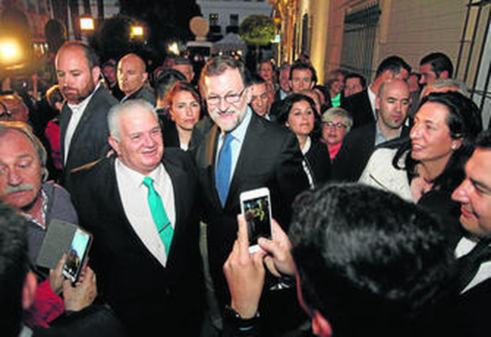 1. El presidente del Gobierno en funciones, Mariano Rajoy, rodeado de simpatizantes, ayer en Ayamonte. 2. Rajoy firma en el libro de la Hermandad de La Lanzada. 3. El presidente recibió un cuadro y una medalla. 4. Mariano Rajoy realizó la primera levantá de La Lanzada. 5. Rajoy fotografiado.