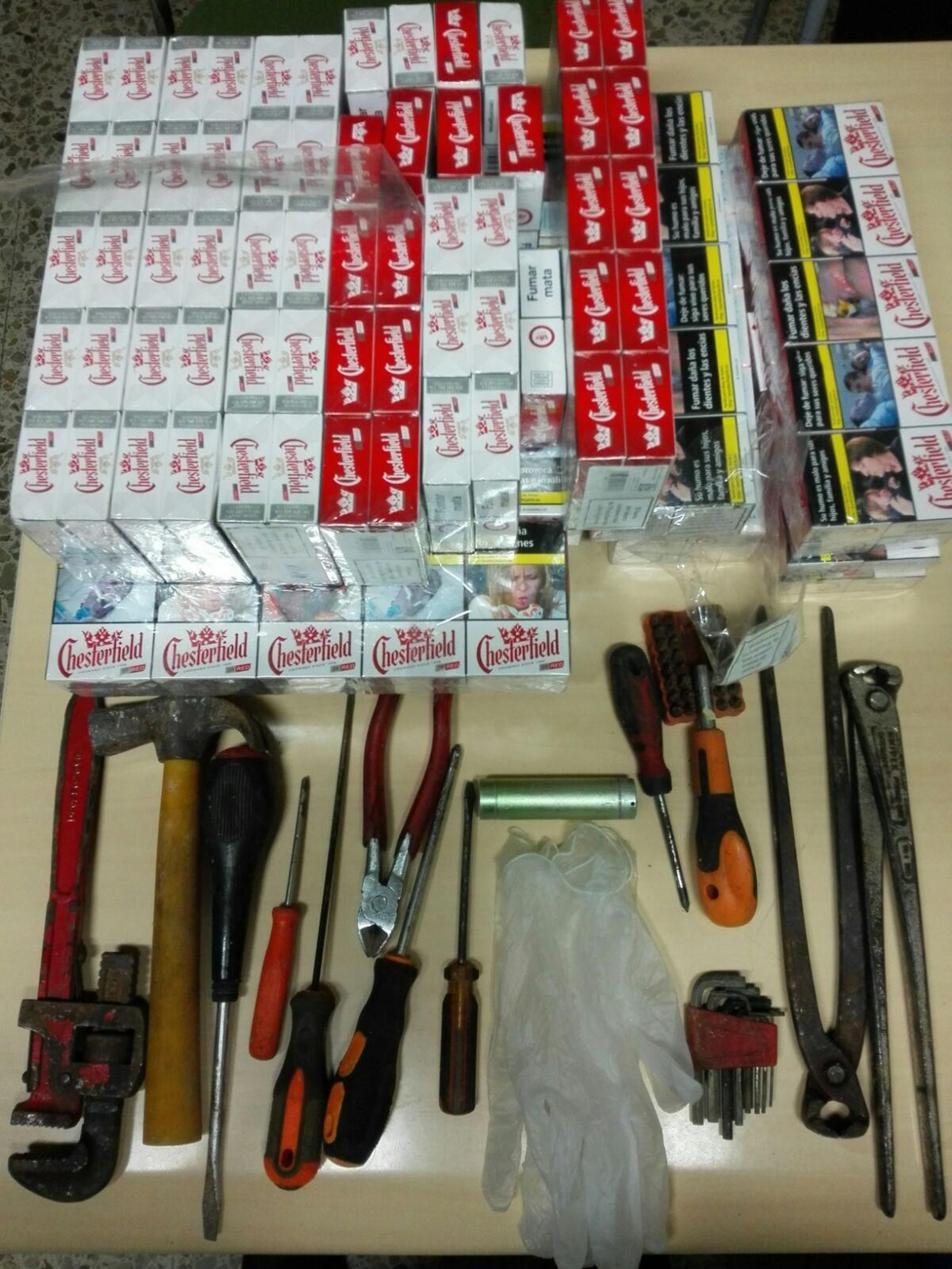 Estas fueron las herramientas intervenidas a los presuntos delincuentes, así como el botín de tabaco.