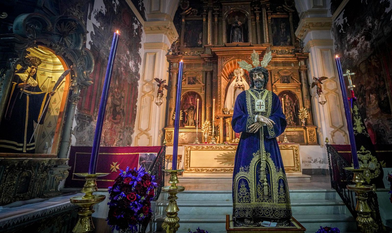 Imágenes del primer viernes de marzo de tradicionales besapiés y besamanos